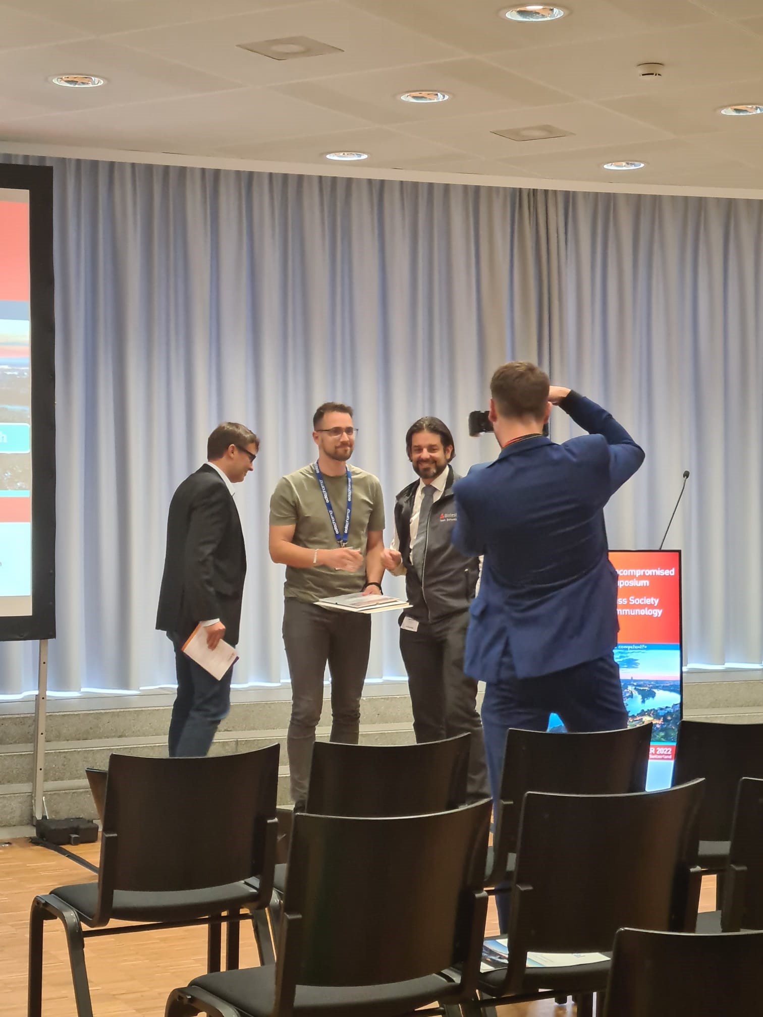 Jonathan Muri won the Poster Award 2022 IRB USI